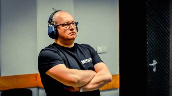 detektyw w słuchawkach